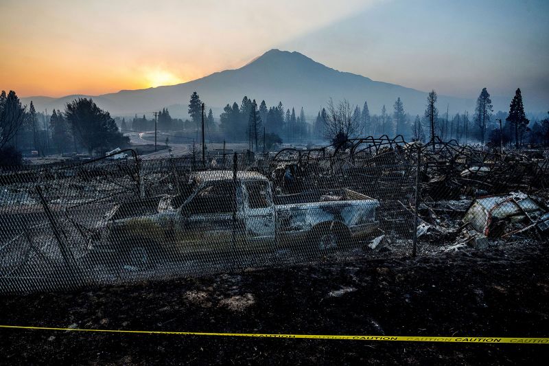 Evakuierungsbefehle erlassen, als Waldbrände in Kalifornien wüten