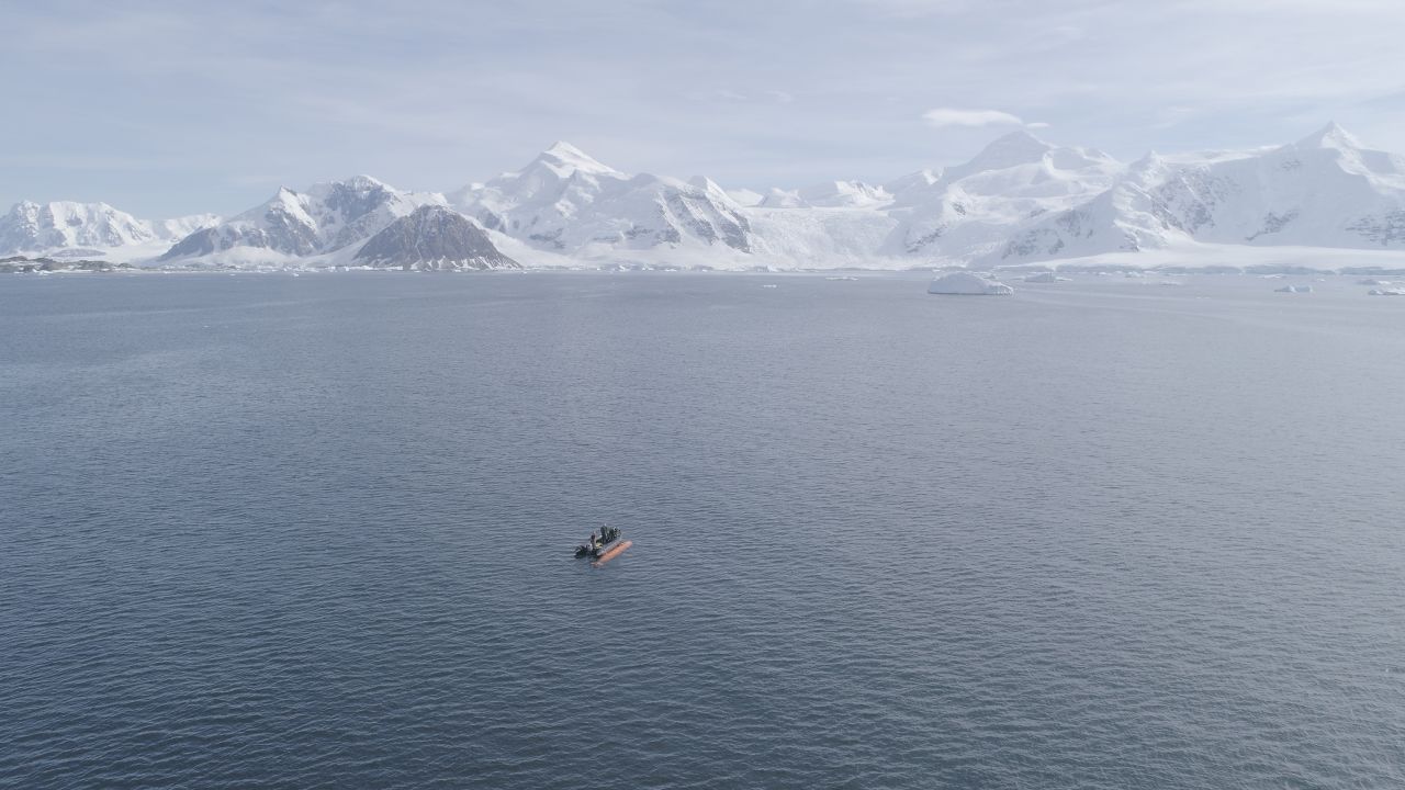 A workboat recovering the Rán autonomous vehicle in one of the fjords of the Antarctic Peninsula during the expedition to Thwaites Glacier in 2019. 