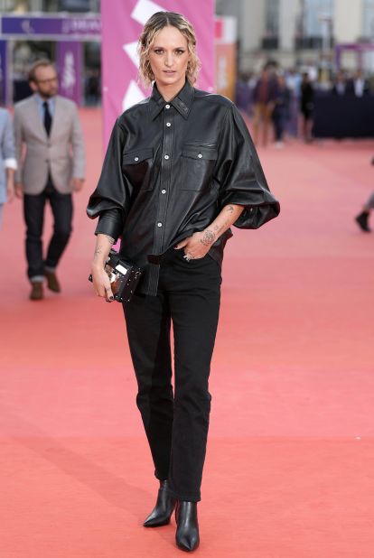 Actor and journalist Agathe Rousselle opted for a more casual look with this oversized black leather shirt and black pants from Louis Vuitton for the "Armageddon Time" preview.