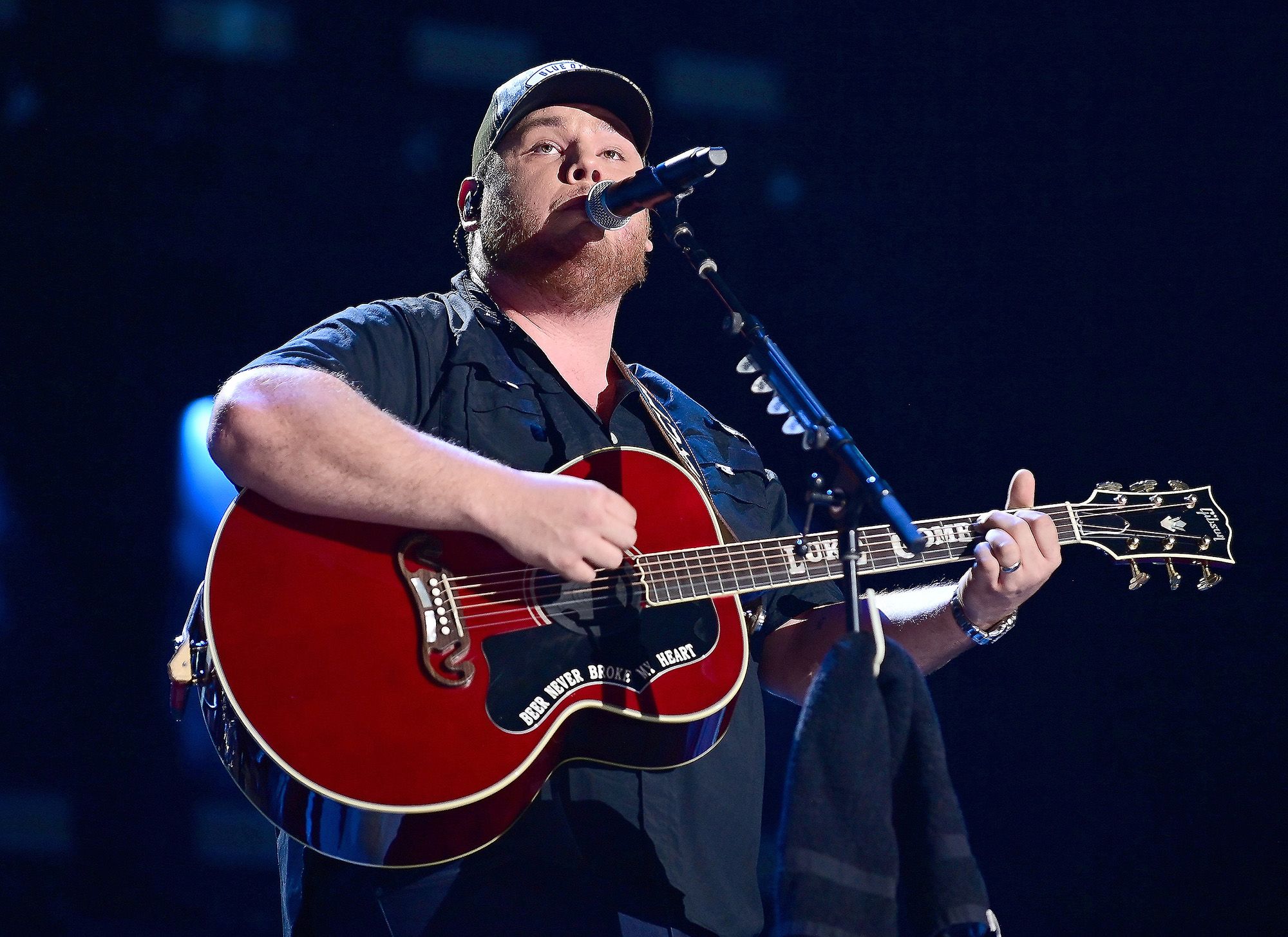 Apple Music to Livestream Luke Combs Hometown Concert – Billboard