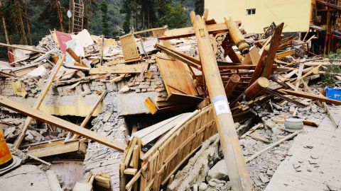 Des maisons s'effondrent dans le comté de Luding, préfecture de Ganzi, province du Sichuan, Chine, le 5 septembre 2022.