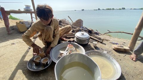 من الصعب الحصول على الغذاء والمياه النظيفة في خيربور ناثان شاه ، مقاطعة السند.