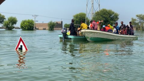 المياه عالية جدًا لدرجة أن السكان المحليين يستخدمون القوارب للتنقل في جميع أنحاء القرية بحثًا عن الطعام والإمدادات الأخرى.