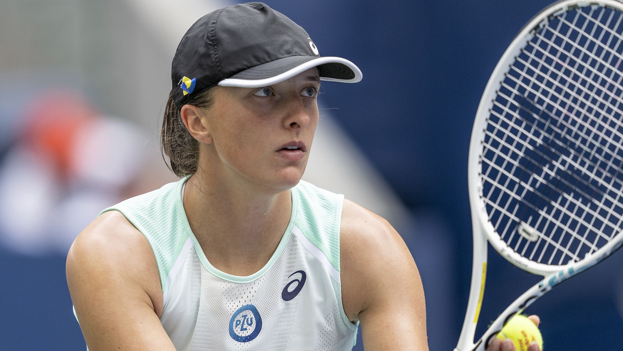 Iga Swiatek struggled against Jule Niemeier at the US Open but moved on to the quarterfinals.