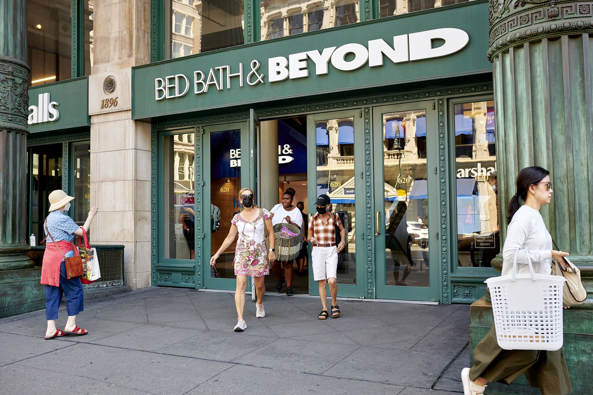 Bed Bath & Beyond CFO plunges to his death, Business and Economy News