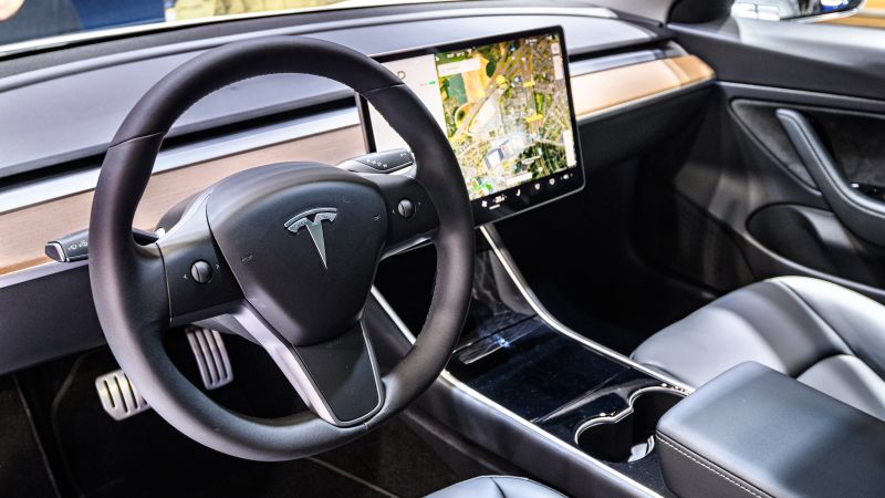 Suministros Tesla.  El fabricante de automóviles entregó un récord de 1,3 millones de vehículos en 2022, pero aun así decepcionó a Wall Street.