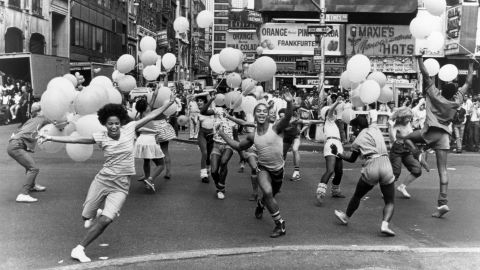 Debbie Allen (front, left) and Gene Anthony Ray (front, center), in a 1982 episode of 