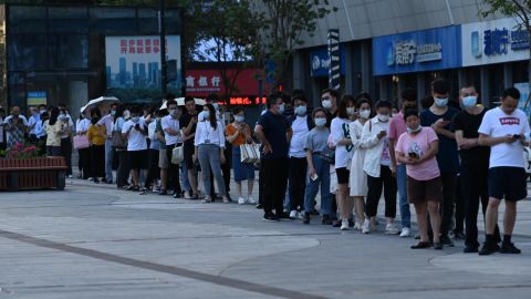 A large number of people wait in a long line at a nucleic acid testing point in Nanning, South China's Guangxi Zhuang autonomous region, Sept 6, 2022.