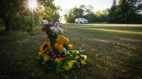 Blumen stehen vor dem Haus, in dem eines der Messerstichopfer in Weldon, Saskatchewan, gefunden wurde.