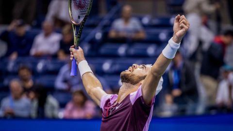 Khachanov alcanzó los cuartos de final del Abierto de Francia de 2019 y los cuartos de final de Wimbledon de 2021, pero nunca llegó a las semifinales de Grand Slam.