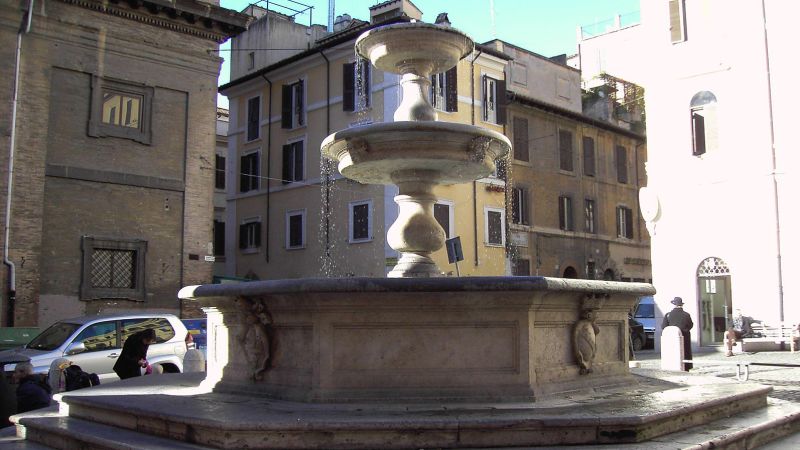 US tourist fined $450 for eating and drinking on a Roman fountain