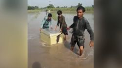 pakistan flooding burials coren pkg 1