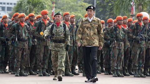 Le président indonésien Joko Widodo examine les membres des forces armées spéciales de l'armée.