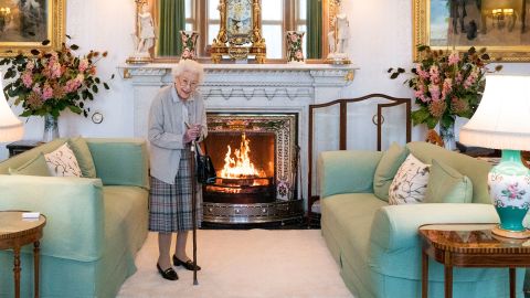 A rainha Elizabeth II espera na sala de estar antes de receber a recém-eleita líder do Partido Conservador Liz Truss no Castelo de Balmoral para uma audiência onde ela será convidada para se tornar primeira-ministra e para um novo governo em 6 de setembro de 2022 em Aberdeen, Escócia. 