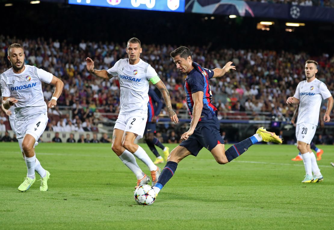 Lewandowski shoots against Plzen.