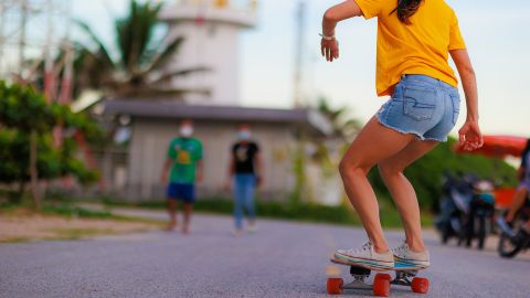 O skate mantém as crianças em movimento.  O exercício também melhora o foco e a atenção dos jovens.