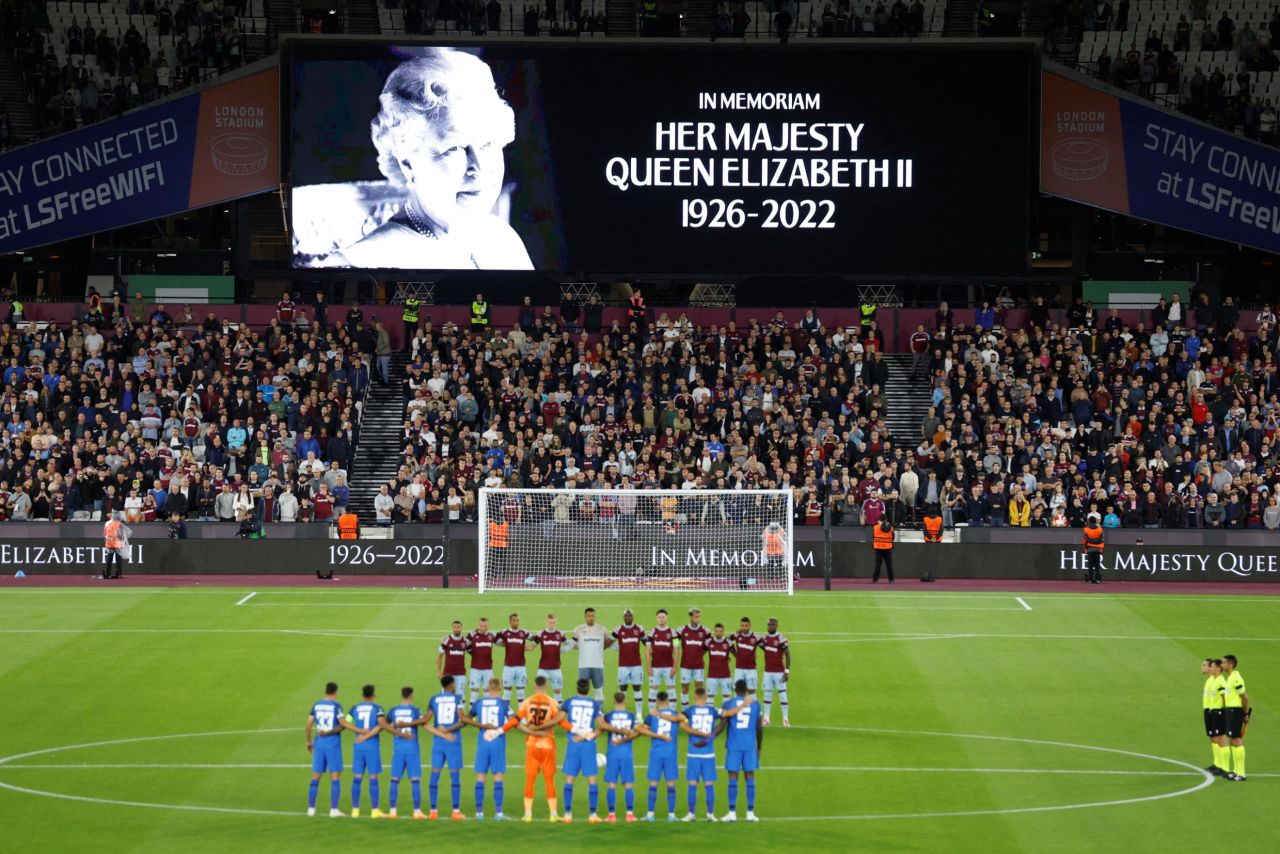 Soccer players with West Ham United and the Romanian club FCSB pause for a moment of silence before a match in London on Thursday.