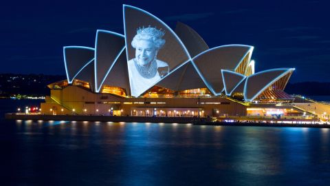 9 सितंबर, 2022 को ऑस्ट्रेलिया के ओपेरा हाउस की पाल से महारानी एलिजाबेथ द्वितीय की एक छवि नीचे दिखती है।
