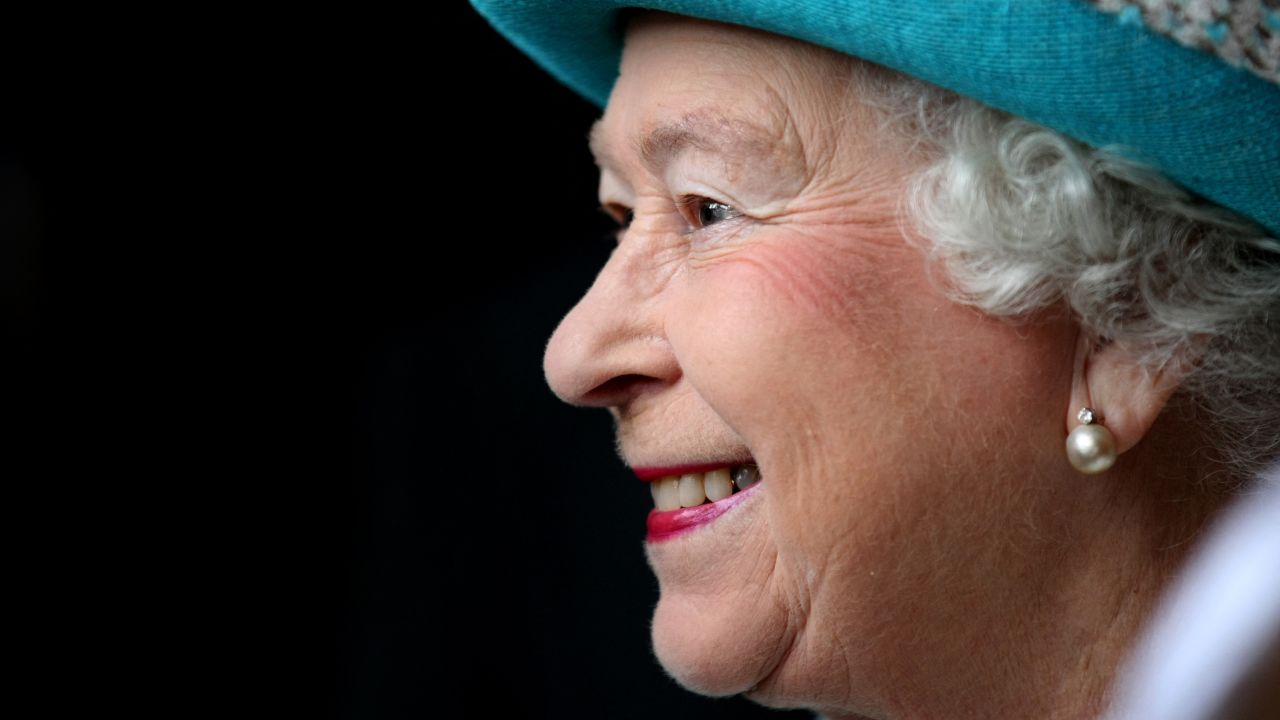 TOPSHOT - Britain's Queen Elizabeth II smiles during a vist to Kings Lynn Town Hall in Kings Lynn, Norfolk on February 6, 2012 to start celebrations for her diamond jubliee 60 years to the day since she ascended to the throne. Queen Elizabeth II renewed her vow to serve on February 6 as she made a deliberately low-key start to five months of diamond jubilee celebrations marking her 60 years on the throne.   AFP PHOTO / POOL / CHRIS RADBURN (Photo by Chris Radburn / AFP) (Photo by CHRIS RADBURN/AFP via Getty Images)
