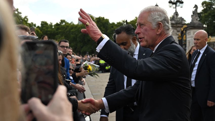 TOPSHOT - Britain's King Charles III greets the members of the public in the crowd upon his arrival at Buckingham Palace in London, on September 9, 2022, a day after Queen Elizabeth II died at the age of 96. - Queen Elizabeth II, the longest-serving monarch in British history and an icon instantly recognisable to billions of people around the world, died at her Scottish Highland retreat on September 8. (Photo by Ben Stansall / AFP) (Photo by BEN STANSALL/AFP via Getty Images)