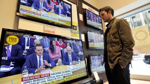 James und Rupert Murdoch sprechen vor einem parlamentarischen Sonderausschuss über den britischen Telefon-Hacking-Skandal im Jahr 2011.