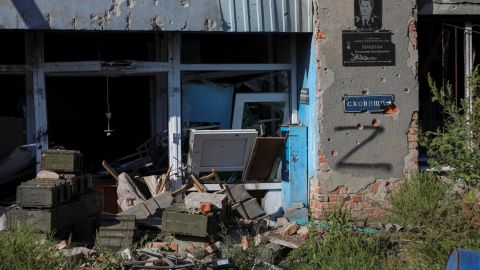 Caisses de munitions près d'une maison détruite par un bombardement dans le village de Harkov, récemment libéré par les forces ukrainiennes, le 9 septembre.