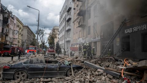 Des pompiers travaillent sur le site d'un immeuble touché par une frappe militaire russe à Kharkiv, en Ukraine, le 6 septembre.