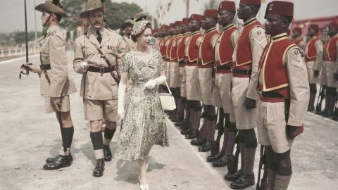 Königin Elizabeth II. inspiziert während ihrer Commonwealth-Tour am 2. Februar 1956 Männer des neu umbenannten Queen's Own Nigeria Regiment, Royal West African Frontier Force, am Flughafen Kaduna, Nigeria.