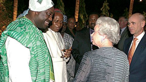 Der nigerianische Zeitschriftenverleger Dele Momodu schickt Königin Elizabeth 2003 zu einem Staatsbesuch nach Abuja, Nigeria. 