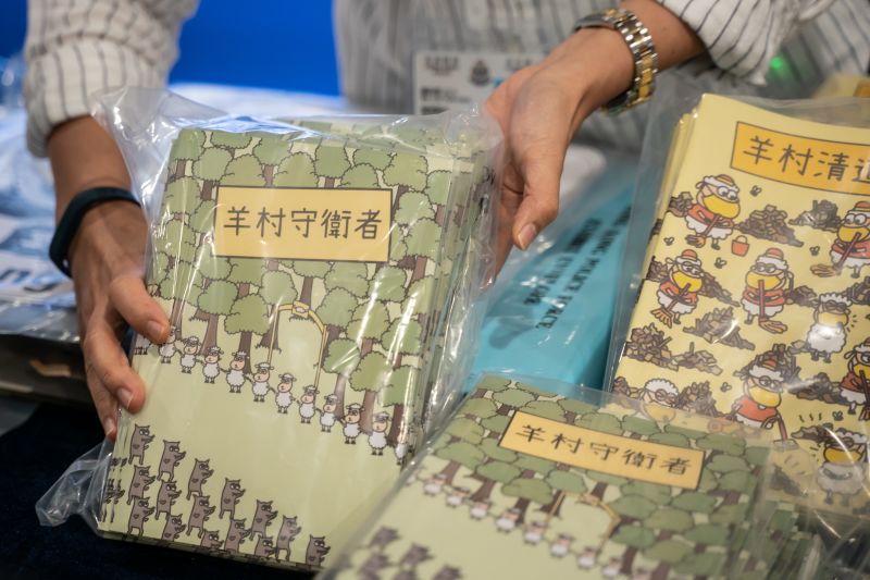 Hongkongský soud odsoudil logopedy k 19 měsícům vězení za dětské knihy „vyšetřování pobuřování“.