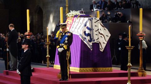 当時のチャールズ皇太子と弟のエドワード (左) は、2002 年にウェストミンスター ホールで女王の母が横たわっている間、祖母の棺のそばで徹夜しています。