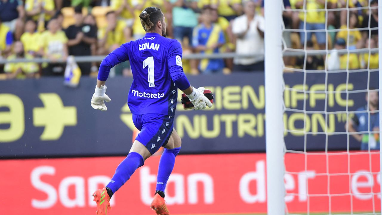 Ledesma runs towards the tribunes holding medical equipment.