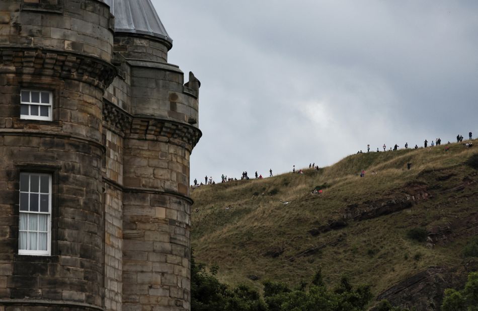 People wait for the Queen's coffin to arrive at the Palace of Holyroodhouse.