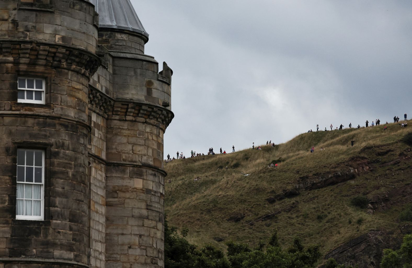 People wait for the Queen's coffin to arrive at the Palace of Holyroodhouse.