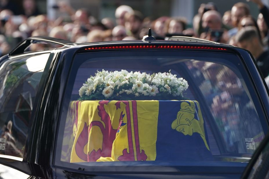 The Queen's coffin is draped in the Royal Standard of Scotland and a wreath of flowers.