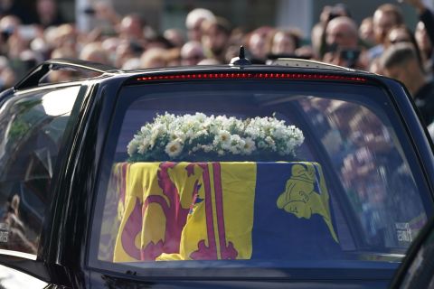 The Queen's coffin is draped in the Royal Standard of Scotland and a wreath of flowers.
