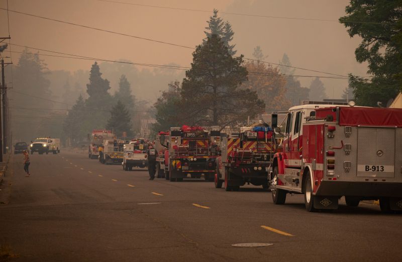 Oregon wildfire explodes in size as multiple blazes rage across the West, forcing evacuations and worsening air quality | CNN