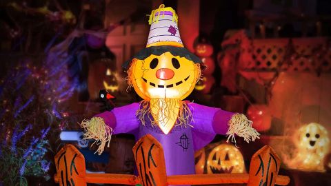 Hoojo 6-Foot Halloween Inflatable Scarecrow With Pumpkins and Built-In LEDs