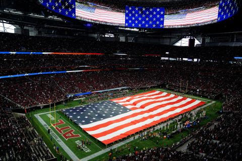 Soldaten houden de Amerikaanse vlag vast tijdens het volkslied voor de rust van de wedstrijd tussen de Atlanta Falcons en de New Orleans Saints op 11 september in Atlanta.