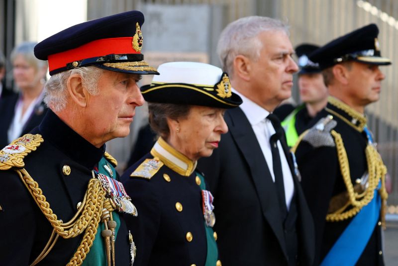 Senior royals stand guard over Queen’s coffin | CNN