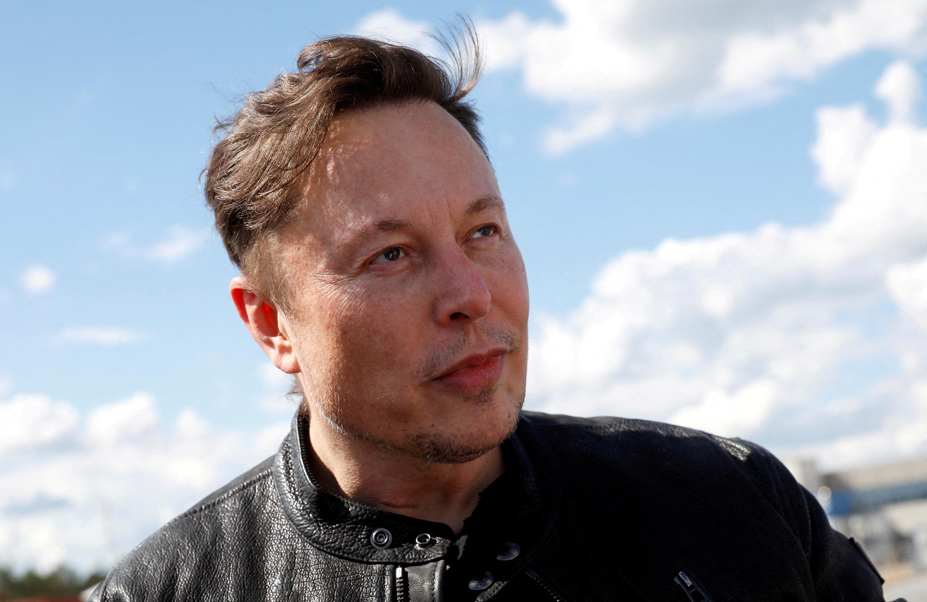 Elon Musk's Twitter blocked links to rival Mastodon. That could raise  alarms among regulators