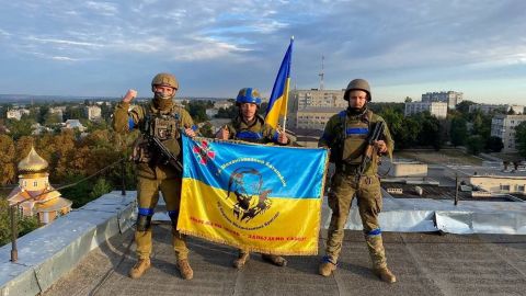 10 सितंबर, 2022 को जारी किए गए सोशल मीडिया से प्राप्त इस तस्वीर में यूक्रेन के सैनिकों ने कुपियांस्क, यूक्रेन में एक छत पर झंडा पकड़ रखा है। 