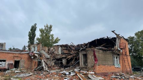 Ein ehemaliges Schulgebäude, das als Stützpunkt russischer Truppen in Izium diente, liegt in Trümmern.