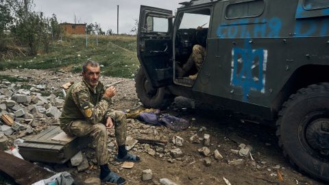 Seorang tentara Ukraina beristirahat untuk beristirahat di wilayah yang dibebaskan di wilayah Kharkiv, Ukraina, Senin.