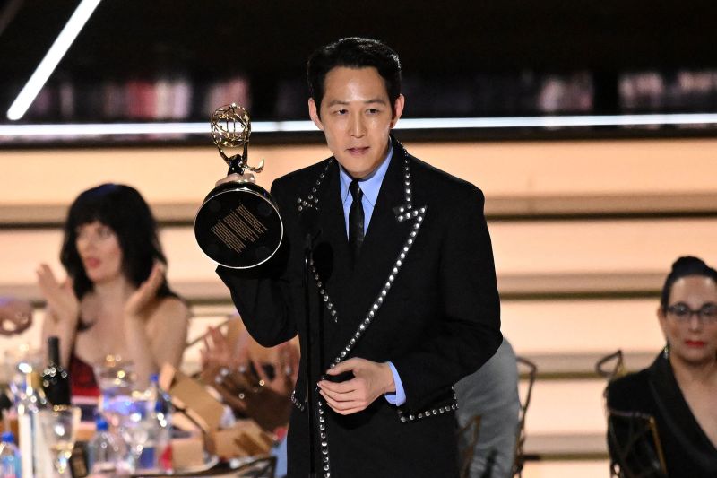 لعبة Squid: Emmy Wins للممثل Lee Jung-jae والمخرج Hwang Dong-hyuk
