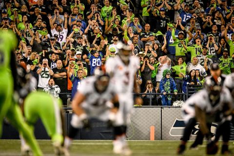 Les fans des Seahawks de Seattle font du bruit alors que Russell Wilson (3) des Broncos de Denver se prépare à prendre une photo lors d'un match raté le 12 septembre. C'était le <a href= de Wilson