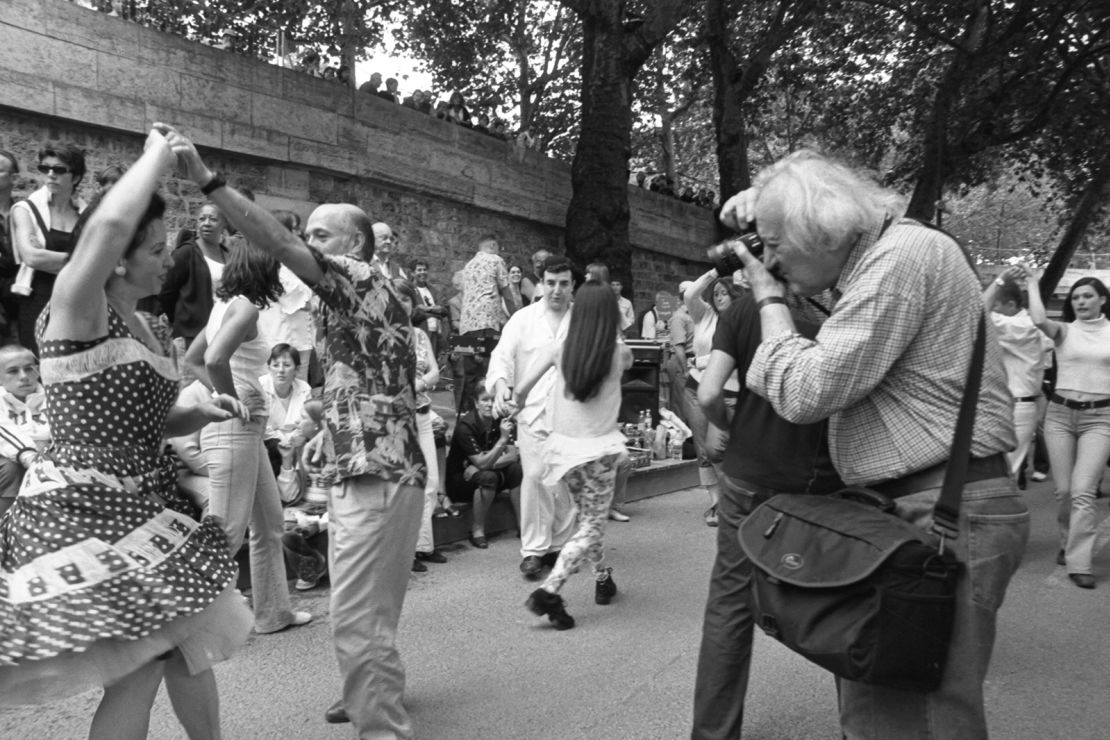 William Klein takes pictures during Paris Plage on August 15, 2005.