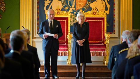 英国王チャールズ 3 世は、北アイルランドで弔電のメッセージを受け取った後、女王の配偶者であるカミラに囲まれてスピーチを行います。 