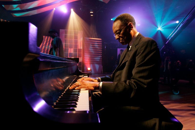 Ramsey Lewis, o pianista de jazz que revitalizou o gênero, morreu aos 87 anos