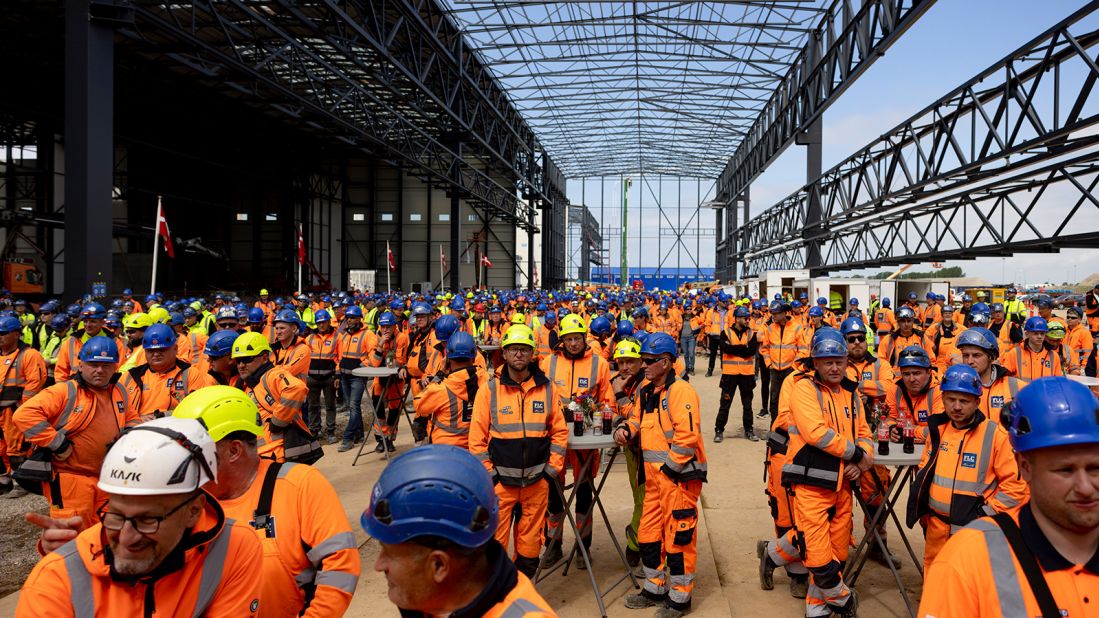 <strong>Production hall: </strong>The roof of the first production hall where the tunnel sections will be built in Denmark was completed on June 8, 2022.